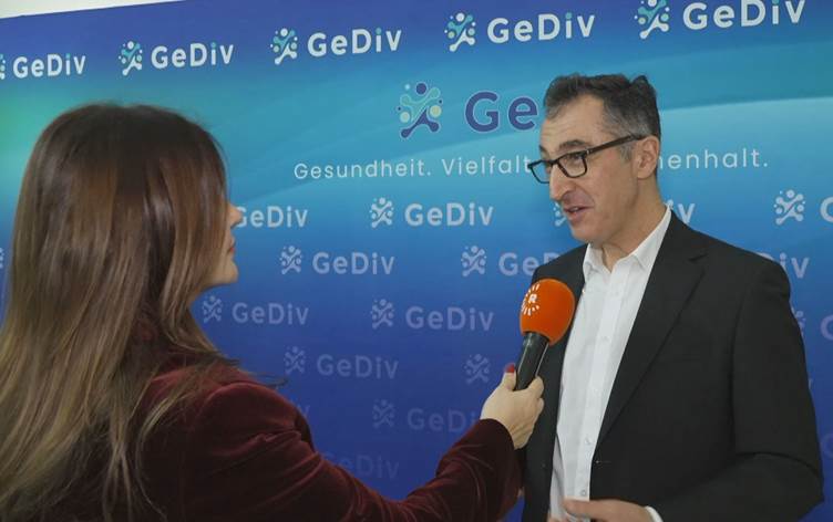 Cem Ozdemîr: Ez ji bo rêzgirtina li Kurdan bi Soranî û Kurmancî axivîm