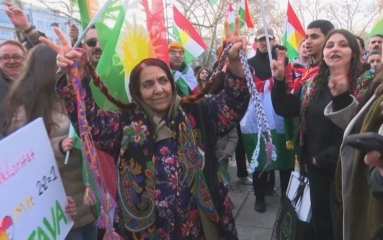 Banga Kurdên Ewropayê: 'Ji xeynî federasyonê Sûriye bi rê ve naçe'