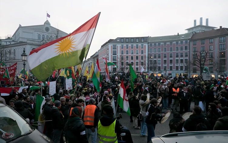 LÊKOLÎN - Kurdên li Munîhê ji ber cudakariyê nasnameya xwe vedişêrin