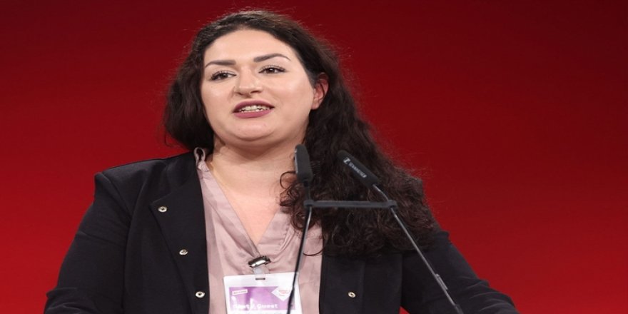Cansu Ozdemîrê bangî Berlînê kir: Rojavayê Kurdistanê bi fermî nas bikin