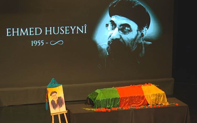 Amedê xatir ji Ehmed Huseynî xwest: Cenazeyê Huseynî ber bi Amûdê ve bi rê ket