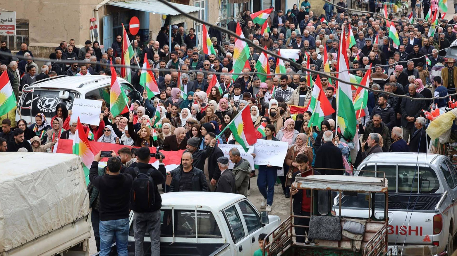 Kurdên Amûdê û Girkê Legê ji bo piştgiriya Başûrê Kurdistanê daketin kolanan