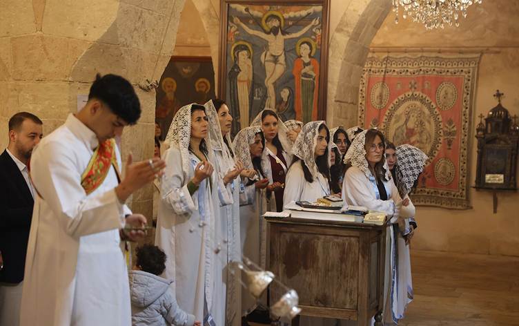 Cejna Paskalyayê li Mêrdînê bi peyamên pêkvejiyanê hat pîrozkirin