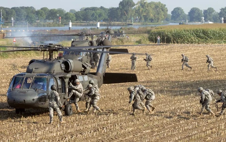 Amerîka bi hezaran leşkerên din dişîne Rojhilata Navîn