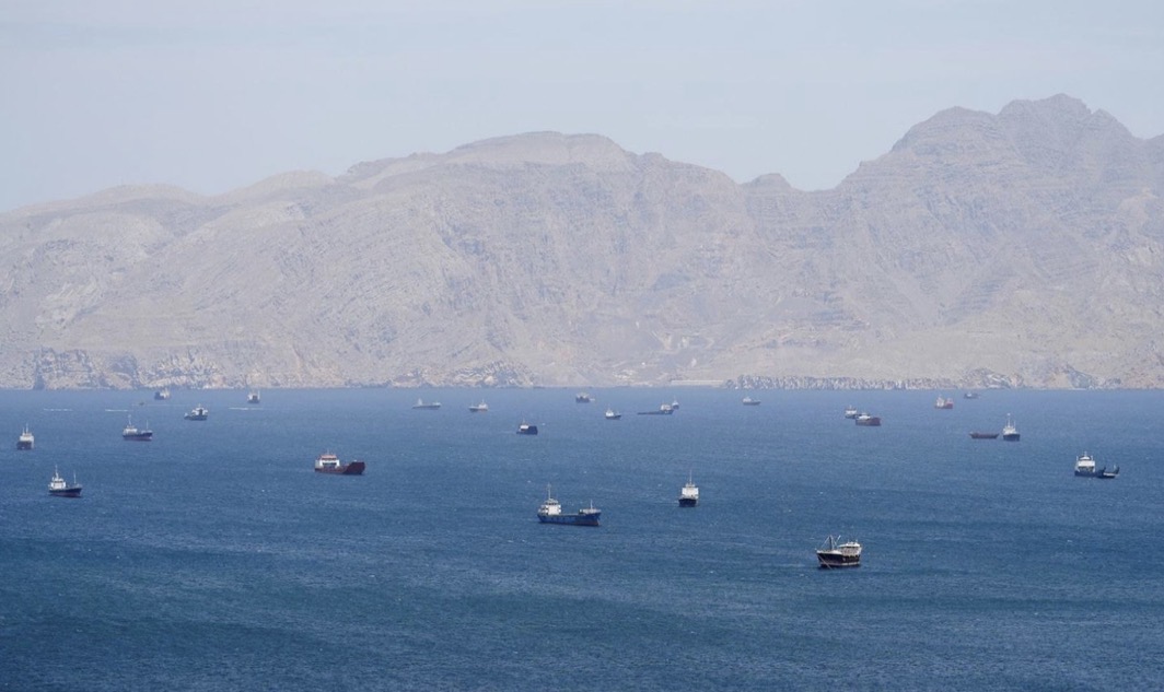 Krîza 'dorpêça dualî' ya li Tengava Hurmizê kûrtir dibe