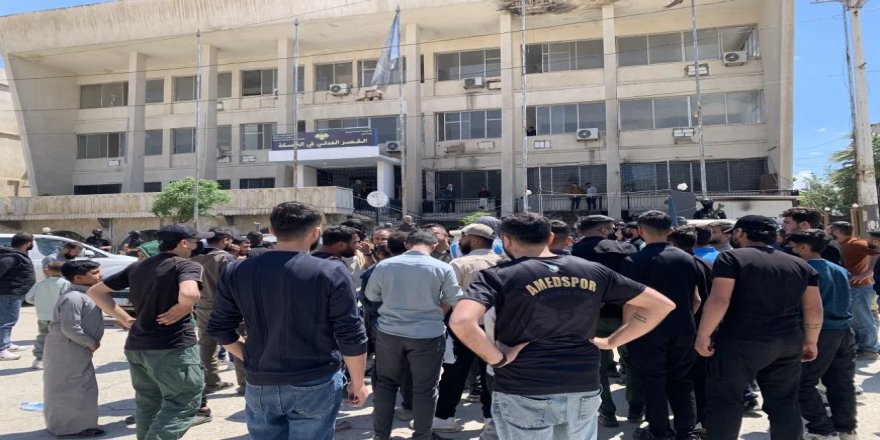 Nivîsa bi kurdî ya li ser tabelaya Koşka Edaletê ya Hesekê hat rakirin