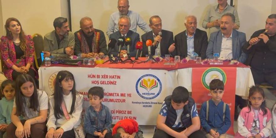 Dengbêj û zarokan li Stenbolê Cejna Zimanê Kurdî pîroz kir