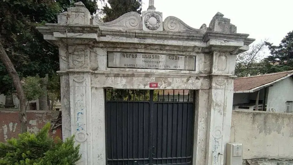 Li Stenbolê êrişî goristaneke Ermenan hat kirin