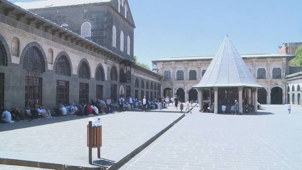 Li mizgeftên Tirkiyeyê xutbeya bi navê “biratî” hat xwendin
