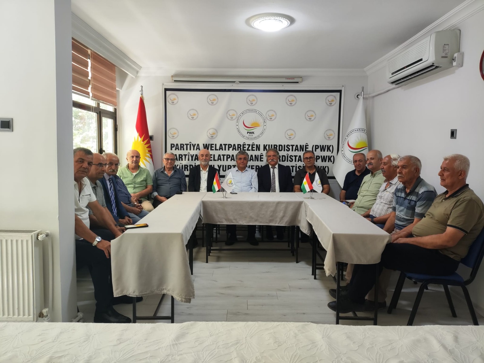 Ji Îngiltereyê welatperwerên kurd Bûrhan Namik Jaf û Jasîn Kaplan li Amedê serdana PWKyê kirin