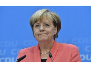 Merkel beriya hevdîtina Erdogan rexneyên tûj li Tirkiyê girt