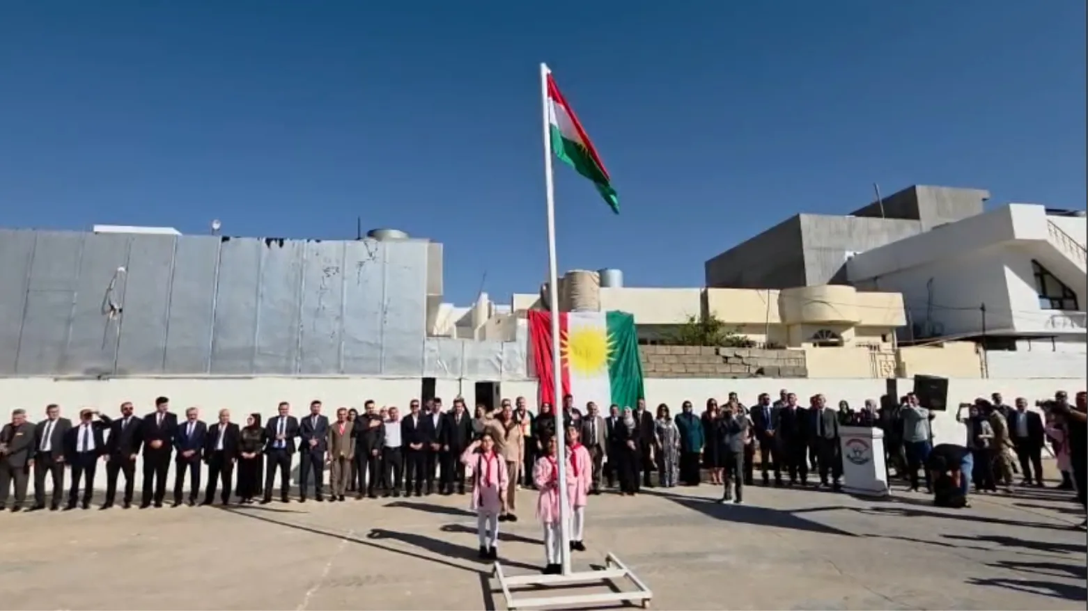 Li Kerkûkê sala nû ya xwendinê bi bilindkirina Ala Kurdistanê dest pê kir