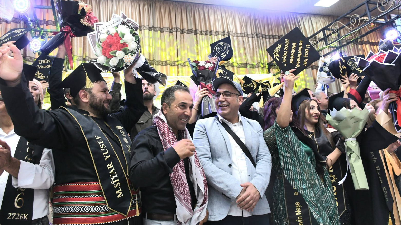 Bi awayekî fermî.. Li Efrînê cara yekem koma mamosteyên zimanê kurdî derçû