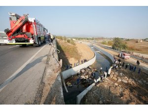 Li Îzmirê kamyona koçberan qeza kir