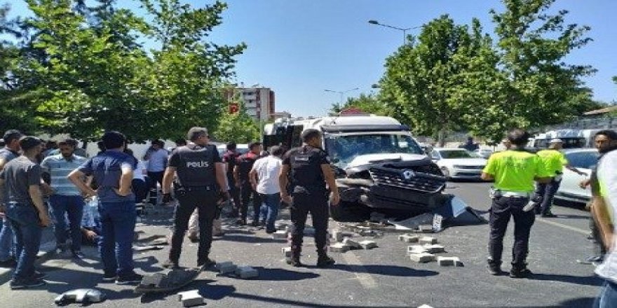 Li Amedê minîbûs û traktor li hev qelibîn: 16 birîndar