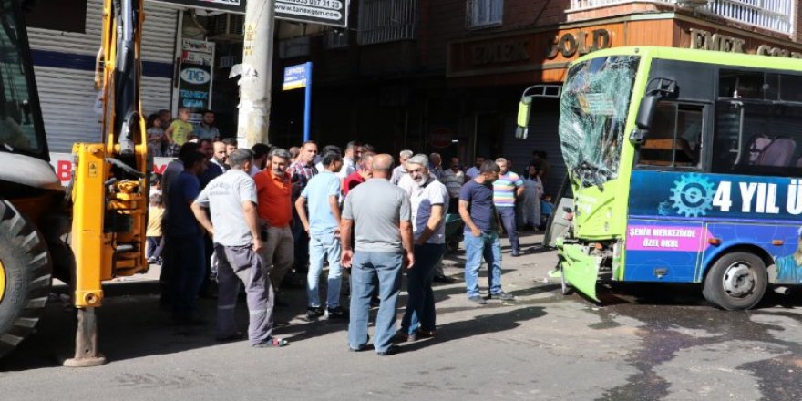 Otobusa raywanan û buldozer verdîyay pê: 5 kesî birîndar bîyî