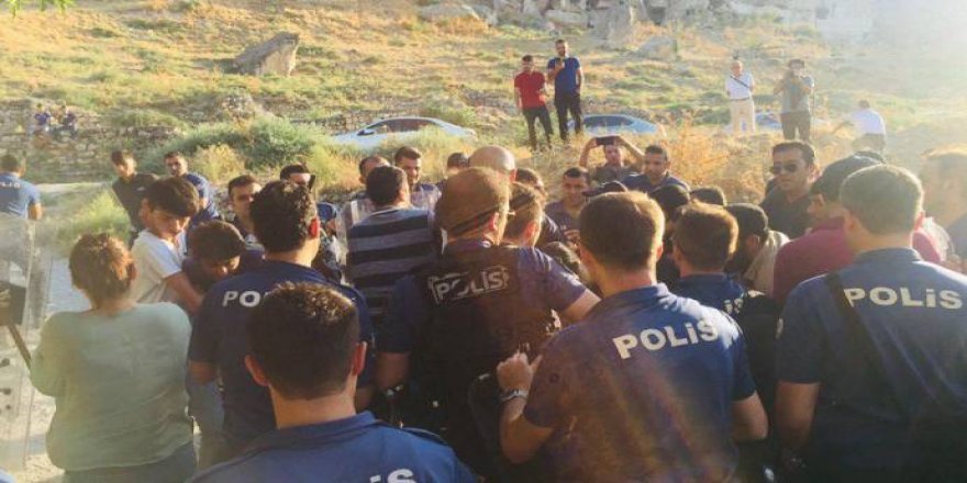 Hesenkeyf de polîsan bi sebebê ‘komkî gêrenê’ ra 19 ciwanî derb kerdî