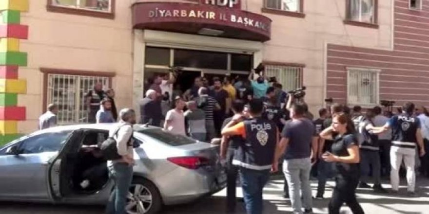 Keyeyan Dîyarbekir de bi karrayan û sûşeyan hêrişê bînaya HDP kerd!