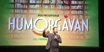 Ozz Nûjen ji bo piştgiriya Kitêbxana Kurdî, Kurd û Swêdîyan bi hev re da kenandin