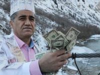 Stranbêjê Kurd ê Çolemergî dolarên xwe avêt rûbara Zapê