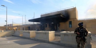 Balyozê Amerîka yê Bexda bi cih hişt û grûpên çekdar gefê dixwin