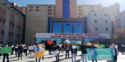 AMED – Kedkarên tenduristiyê wezaretê bi çepikan şermezar kirin