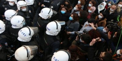 33 kesên li Kadikoyê hatibûn binçavkirin hatin berdan
