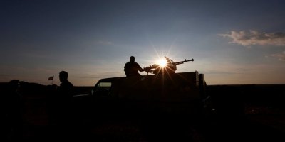 Karwaneke çekdaran li sînorê Iraq û Sûriyê hat bombebarankirin