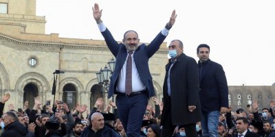 Paşînyan bang li alîgirên xwe kir: 1ê Adarê li ber avahiya hikûmetê kom bibin