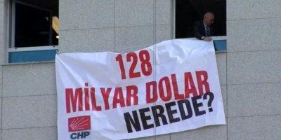 Pankarta ‘128 mîlyar dolar li ku ne?’ bi Meclîsê ve hat daliqandin