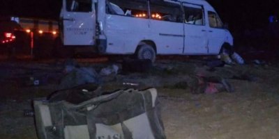 Mînîbusa karkeranê serrwextî qeza kerd, kesêk merd