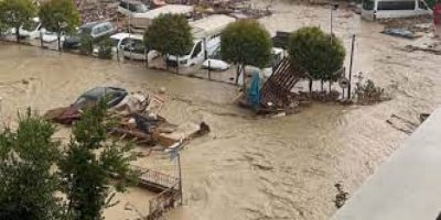 Li Rihayê lehî rabû: Gelek otomobîl li ber avê çûn