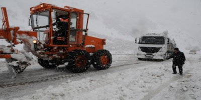 Rêyên bi sedan gundên Serhedê ji ber berfê girtî ne