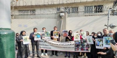 Malbatên 9 ciwanên Rojhilatî ji bo berdana zarokên xwe careke din çûn ber balyozxaneya Tirkiyê