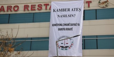 Baroya Rihayê pankarta "Kamber Ateş Nasılsın" bi avahiya xwe ve kir