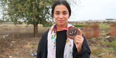 Keça Kurd di pêşbirka pelewaniya dest tewandinê ya Cîhanê de madalya wergirt