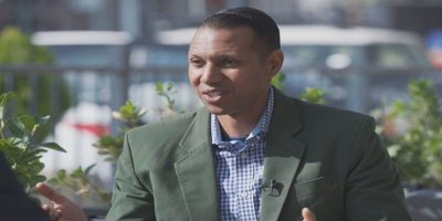 Myles Caggins: Amerîka Mazlûm Kobanî ji êrişan diparêze