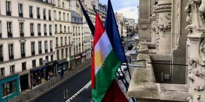 Şaredariya Parîsê Alaya Kurdistanê li avahiya xwe daliqand