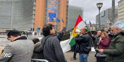 Li Brukselê Kurd ji bo piştevaniya Rojava li ber baregeha YEyê kom bûn