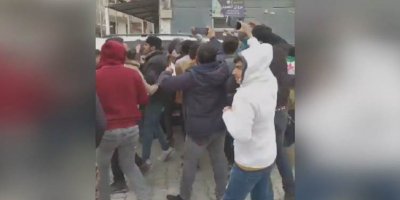 Xwepêşanderan Serokê Itilafê ji Ezazê derxistin