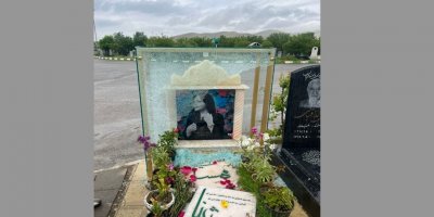 Kesên ser bi rejîma Îranê şûşeya tirba şehîd Jîna Emînî şikandin