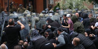 Li bakurê Kosovoyê alozî: 25 leşkerên NATOyê birîndar bûn