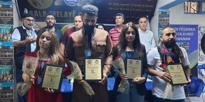 Serkeftiyên Pêşbirka Helbesta Kurdî ya Ciwanan xelatên xwe wergirtin