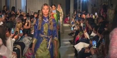 Lara Dizeyî li Parîsê koleksyona xwe ya cilûbergên Kurdî nîşan da û Parîs matmayî kir