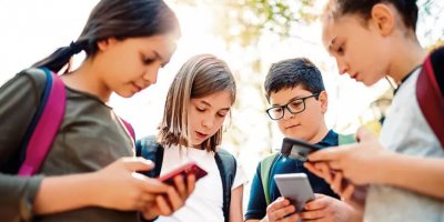 UNESCO pêşniyar kir ku qedexeya telefonê ji bo zarokan deynin