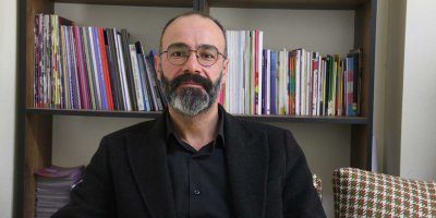 Dozgerî di îdianameyê de gotiye, peyva “Mamoste”, "nasnav e"