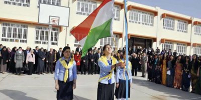 Di temamê dibistanên Kurdistanê de wê yek deqe rêzgirtina şehîdan bikin