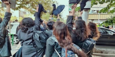 Rejîma Îranê ev 45 sal in ku nekariye dengê azadiyê li Îranê de bifetisîne