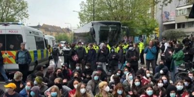 Brîtanya: Xwepêşanderan rê neda ku polîs koçberan desteser bikin