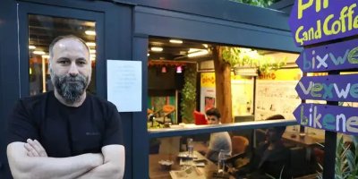 Xwedîyê Pîne Cafe ji ber xizmeta Kurdî hatibû binçavkirin: Dema binçavkirinê hate dirêjkirin